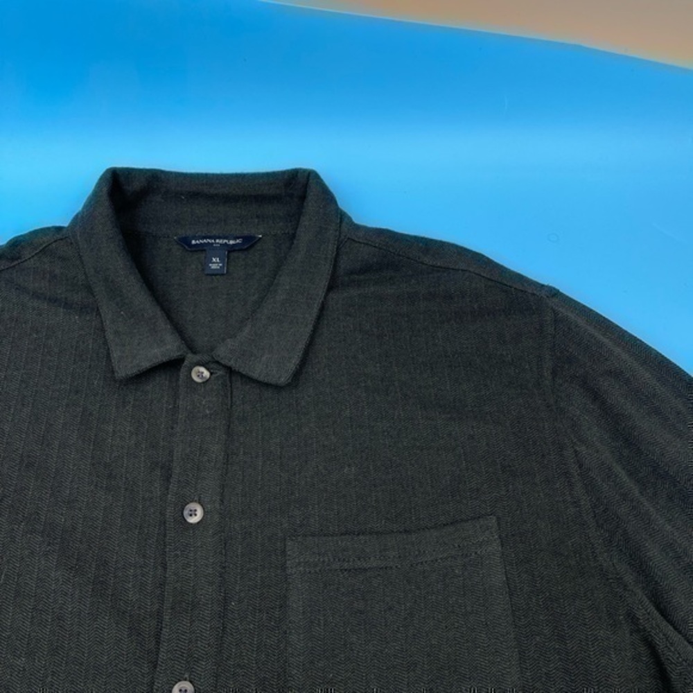 LIKE NEW! Banana Republic Button-Down Shirt